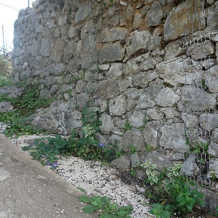 Guesthouse Near The Castle Of Himare Esterno foto