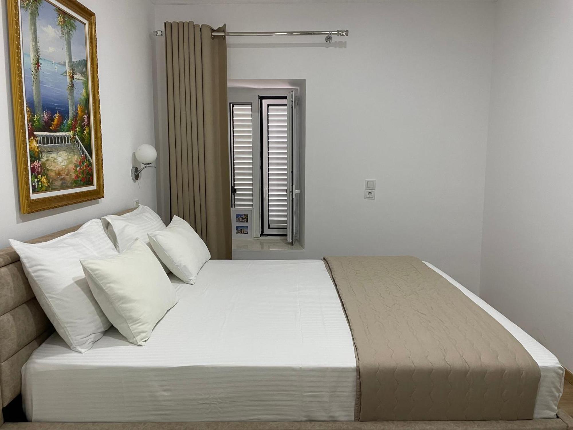 Guesthouse Near The Castle Of Himare Esterno foto