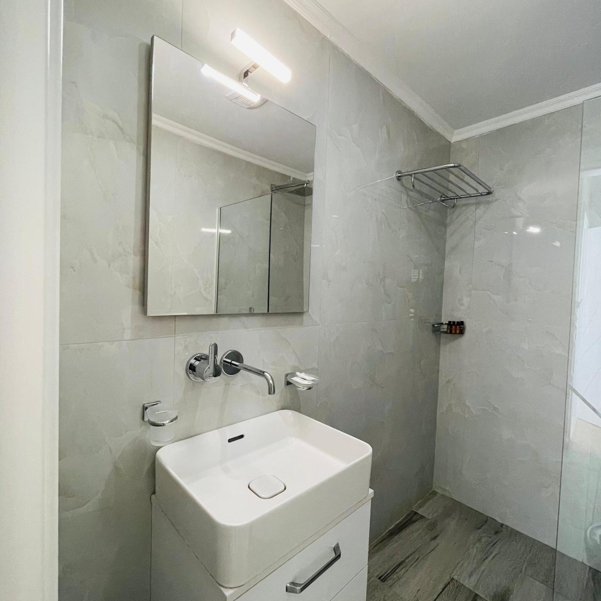 Guesthouse Near The Castle Of Himare Esterno foto