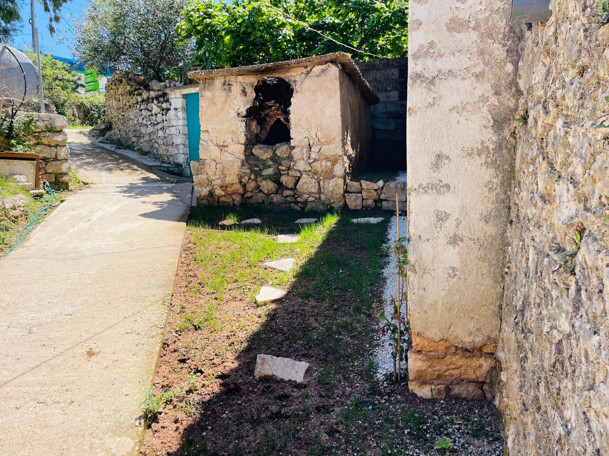 Guesthouse Near The Castle Of Himare Esterno foto