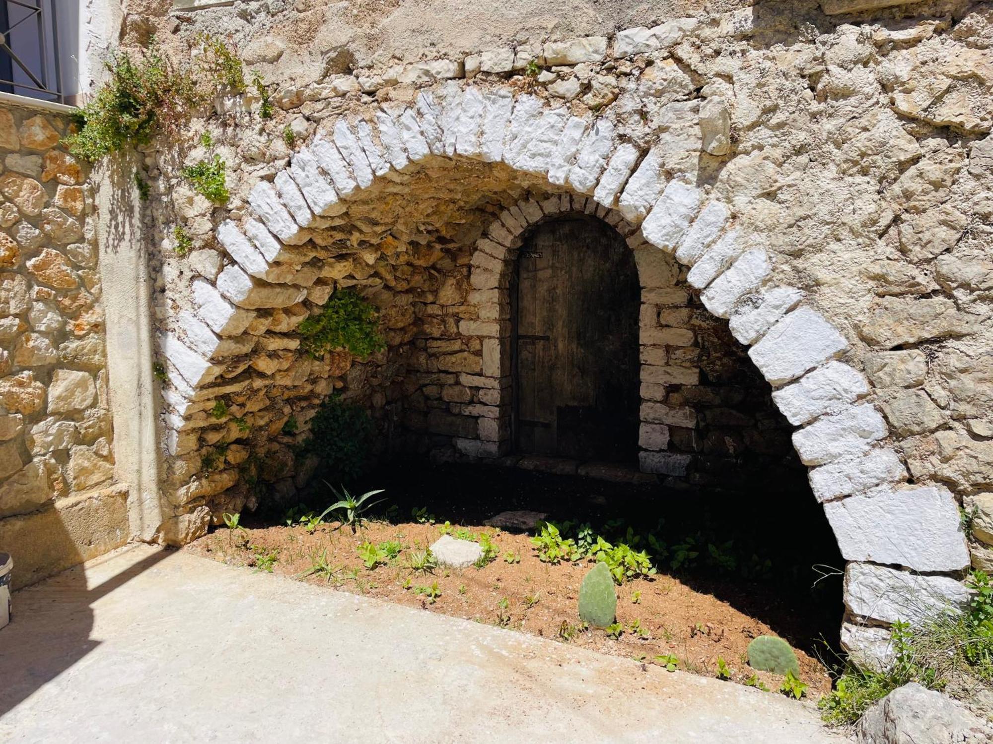 Guesthouse Near The Castle Of Himare Esterno foto