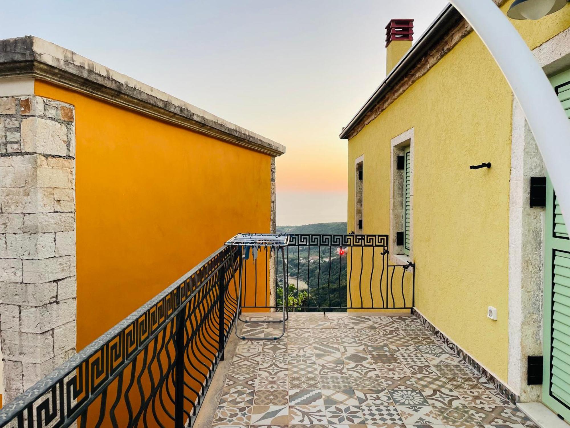 Guesthouse Near The Castle Of Himare Esterno foto