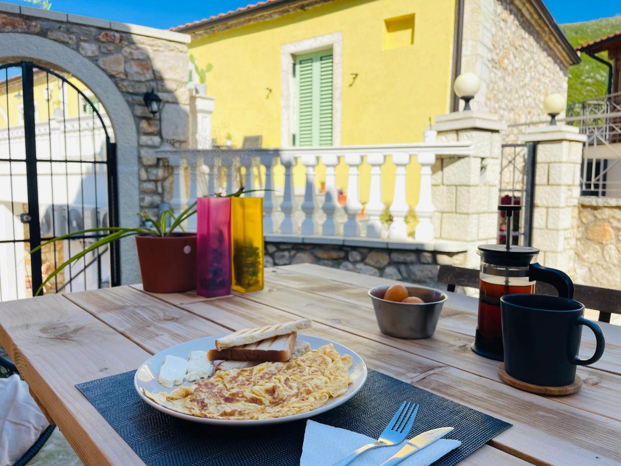 Guesthouse Near The Castle Of Himare Esterno foto