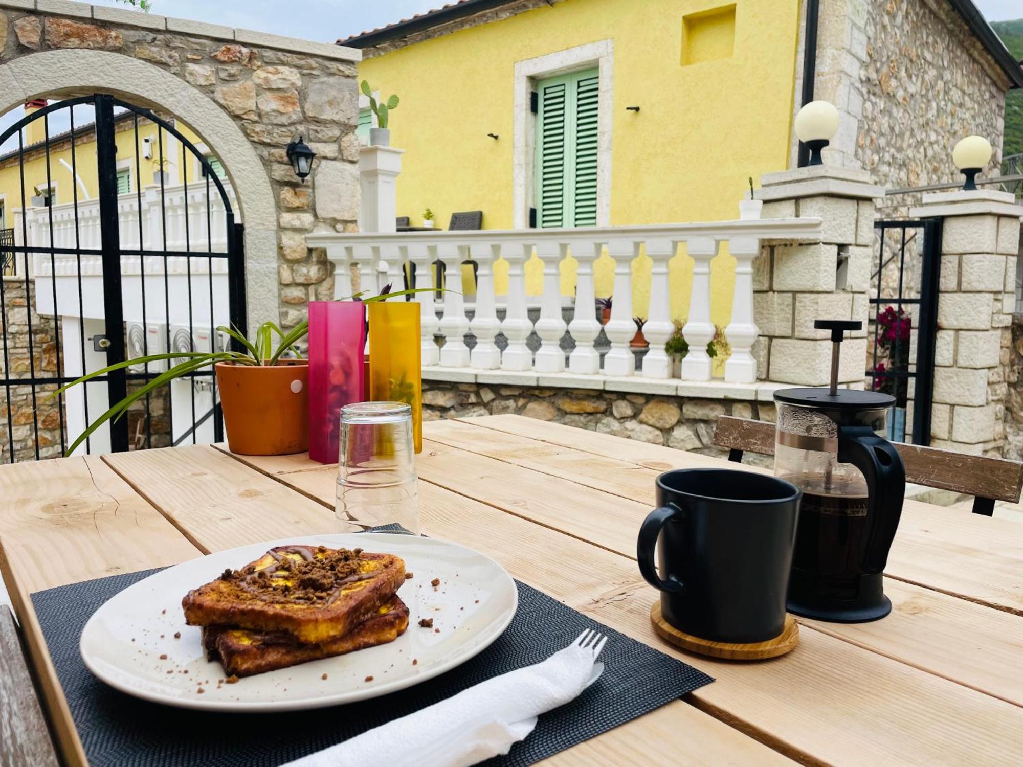 Guesthouse Near The Castle Of Himare Esterno foto