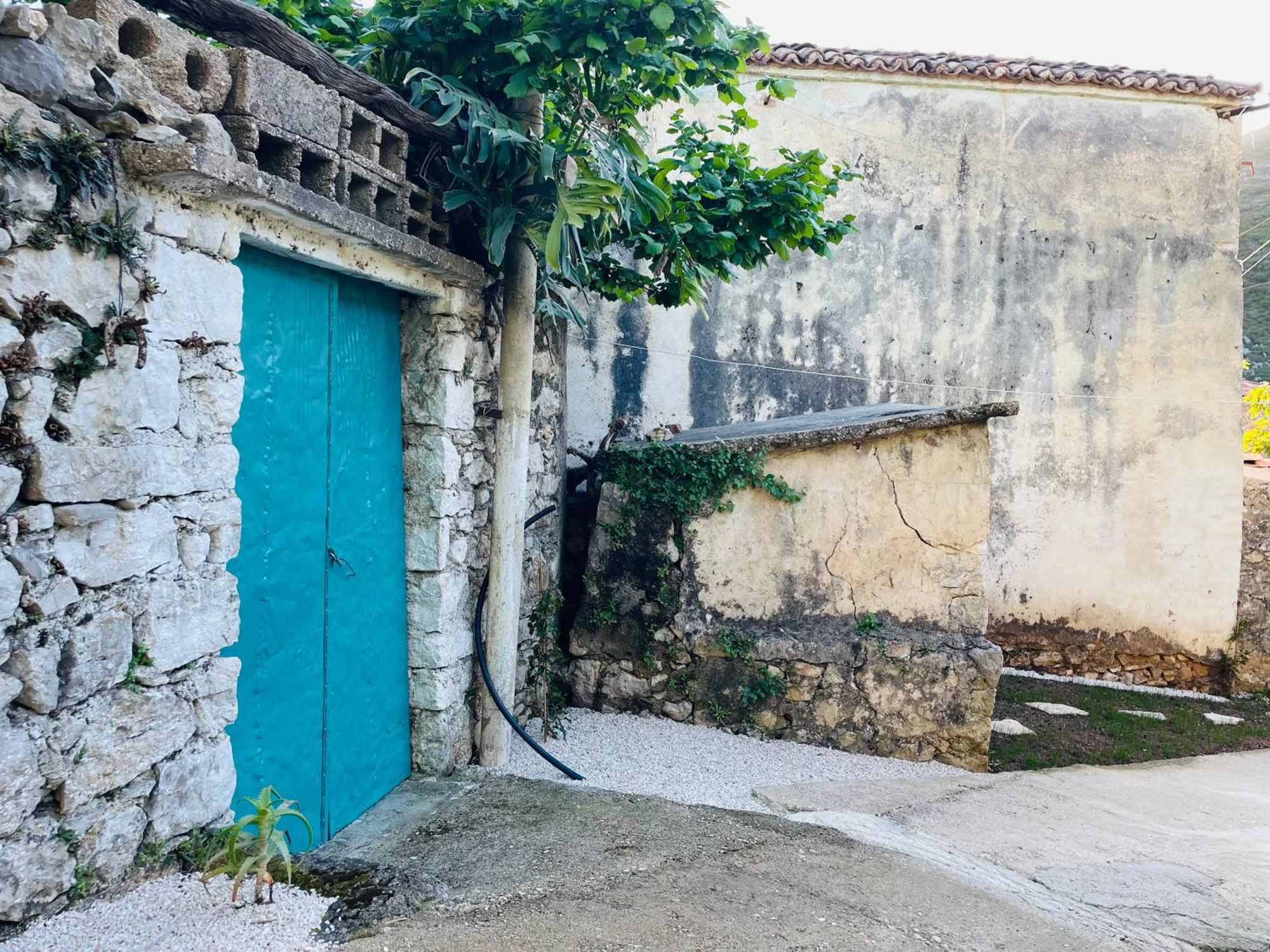 Guesthouse Near The Castle Of Himare Esterno foto