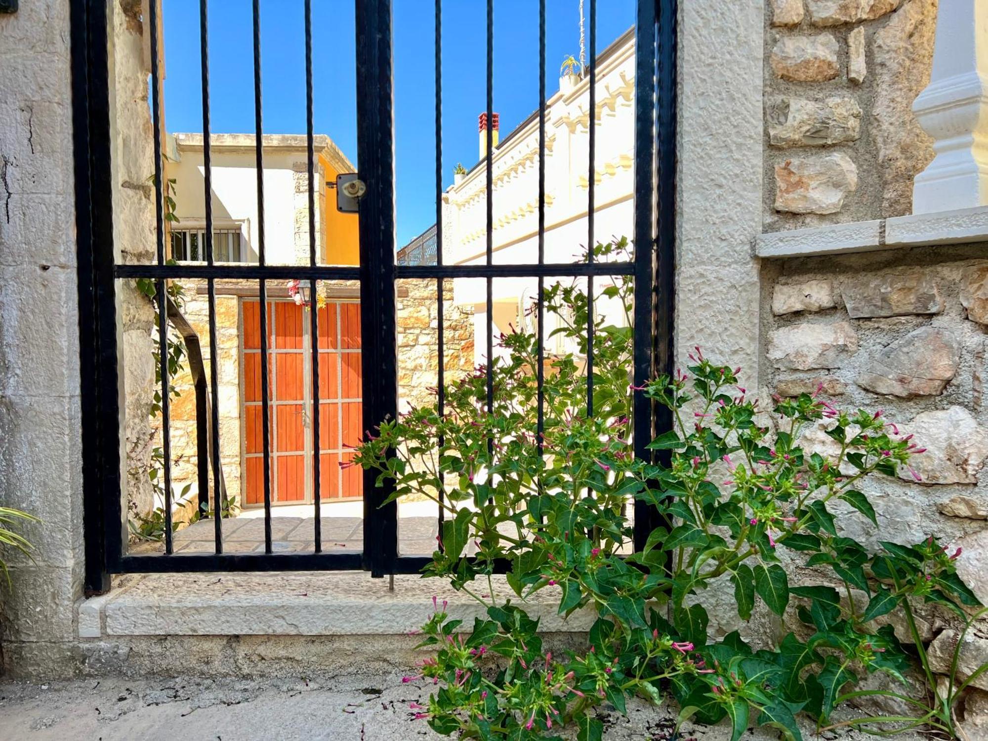 Guesthouse Near The Castle Of Himare Esterno foto