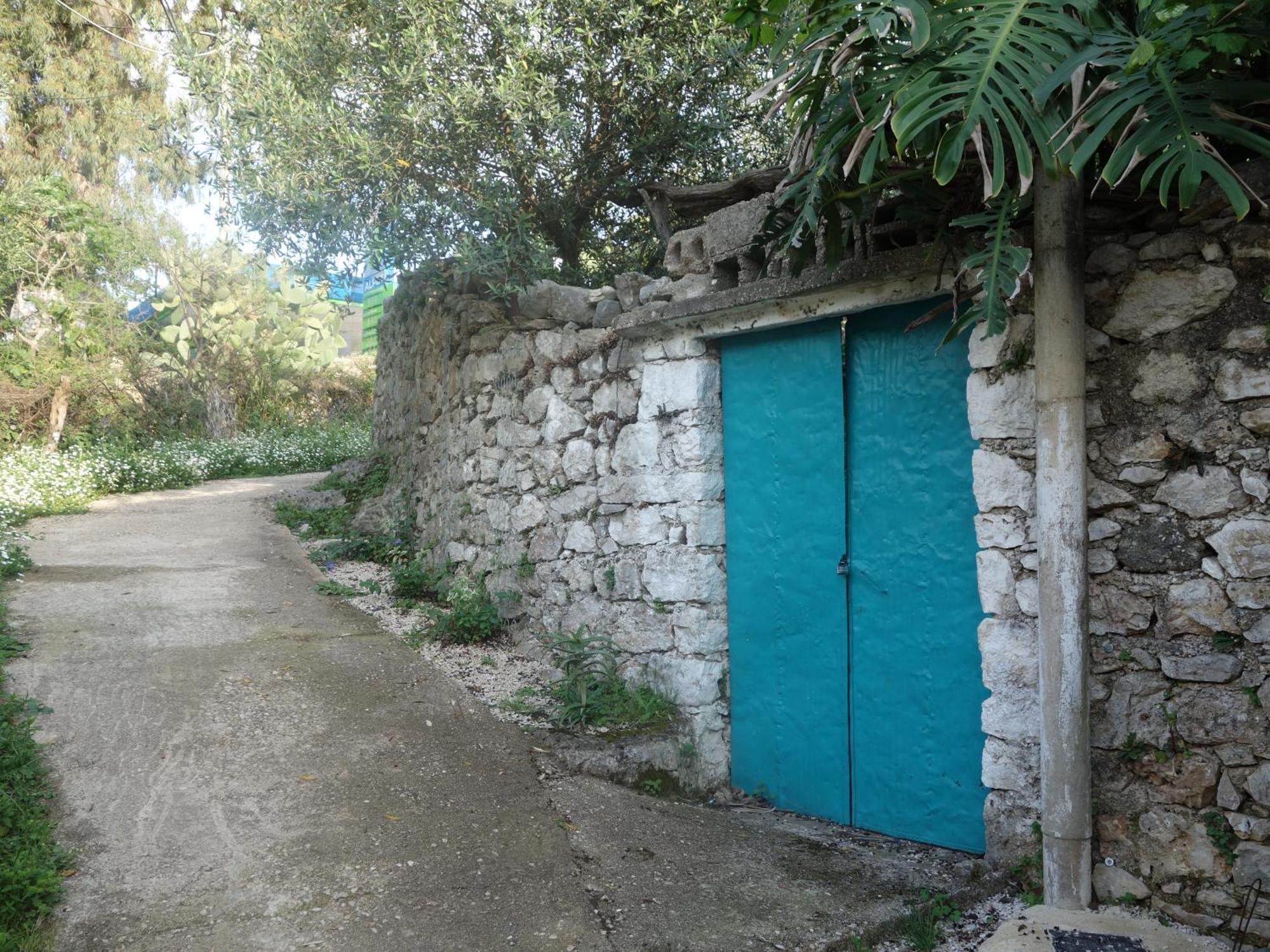 Guesthouse Near The Castle Of Himare Esterno foto